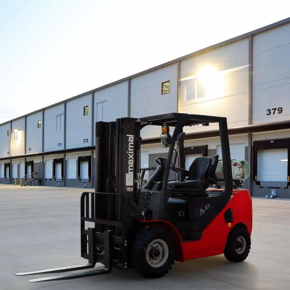Maximal A Series LPG action shot (1) Maximal A Series LPG powered forklift in front of a distribution centre