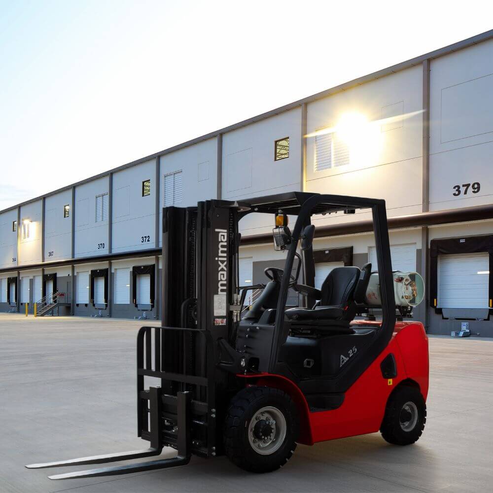 Maximal A Series LPG powered forklift in front of a distribution centre
